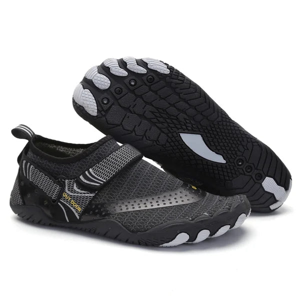 Leichtgewichtige orthopädische Barfußschuhe am Strand. Ideal als Strandschuhe, Schwimmschuhe & Sportschuhe.