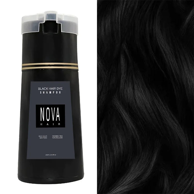 Glänzendes, frisch gefärbtes Haar nach Anwendung des Haarfärbe-Shampoos. Natürliche Farbauffrischung.