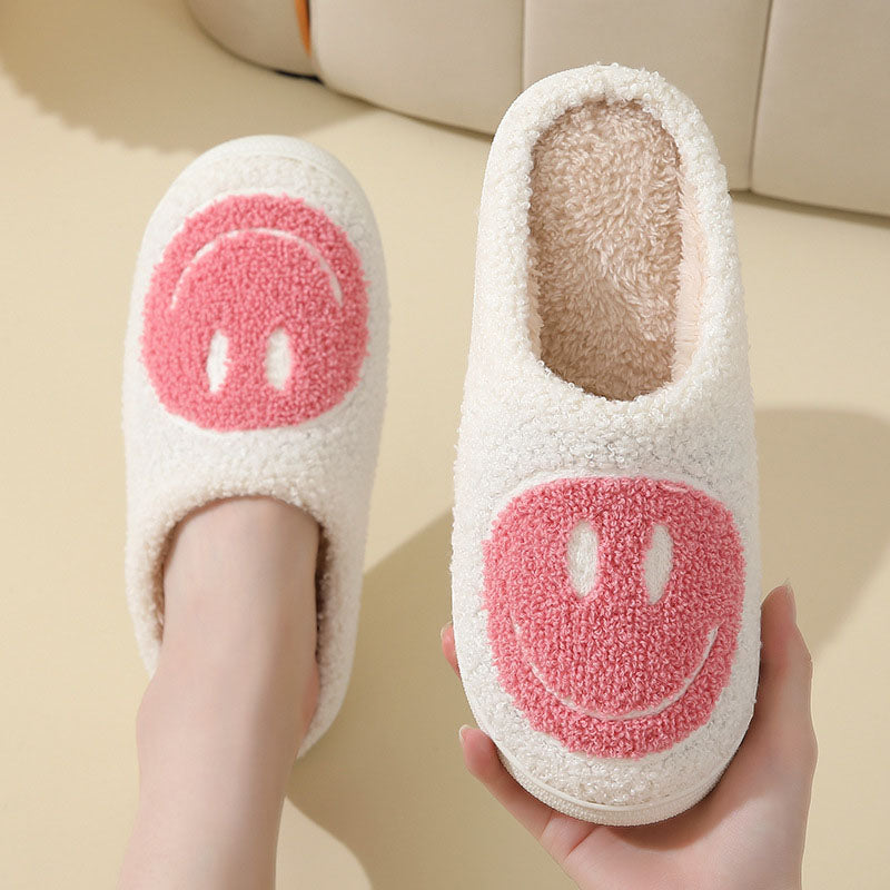 Trendige Unisex Hausschuhe mit Smiley-Gesicht, weich und warm, eine fröhliche Geschenkidee für alle.