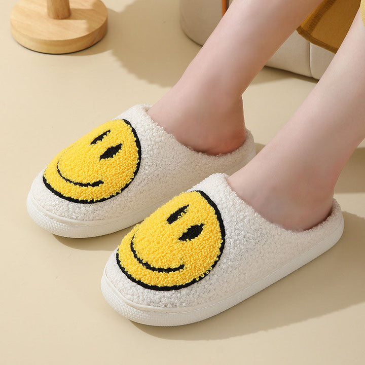 Gemütliche Smiley-Hausschuhe, weich und bequem, ideal für warme Füße und fröhliche Schritte zuhause.