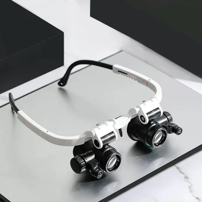 Lupenbrille mit heller LED-Beleuchtung für detailreiche Arbeit an Schmuck, Modellbau & Elektronik.