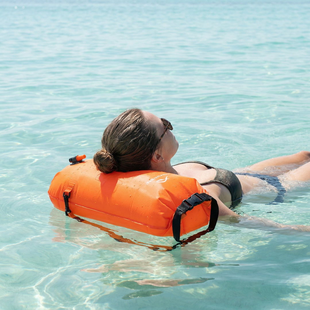 Wasserdichte Schwimm-Boje mit geräumigem Staufach. Perfekt für Schlüssel, Handy & Geldbörse beim Schwimmen.