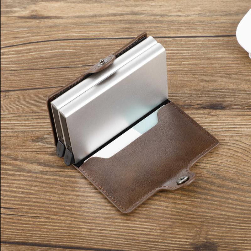 Schwarzes, schlankes Smart Wallet mit RFID-Schutz, perfekter Kartenhalter für den Alltag.
