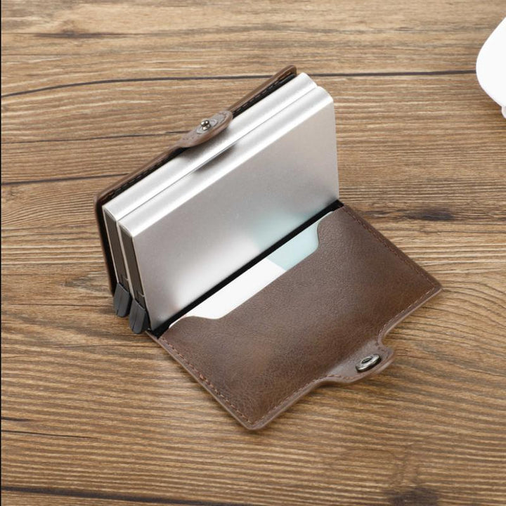 Schwarzes, schlankes Smart Wallet mit RFID-Schutz, perfekter Kartenhalter für den Alltag.