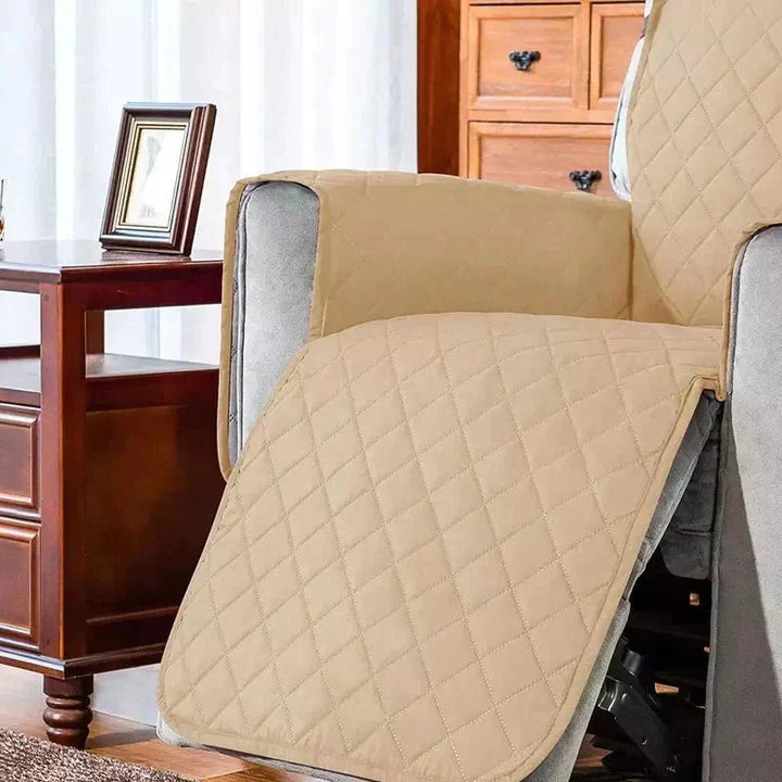 Sesselüberzug aus Stretch-Material in hellem Beige, ideal für Familien mit Kindern & Haustieren.