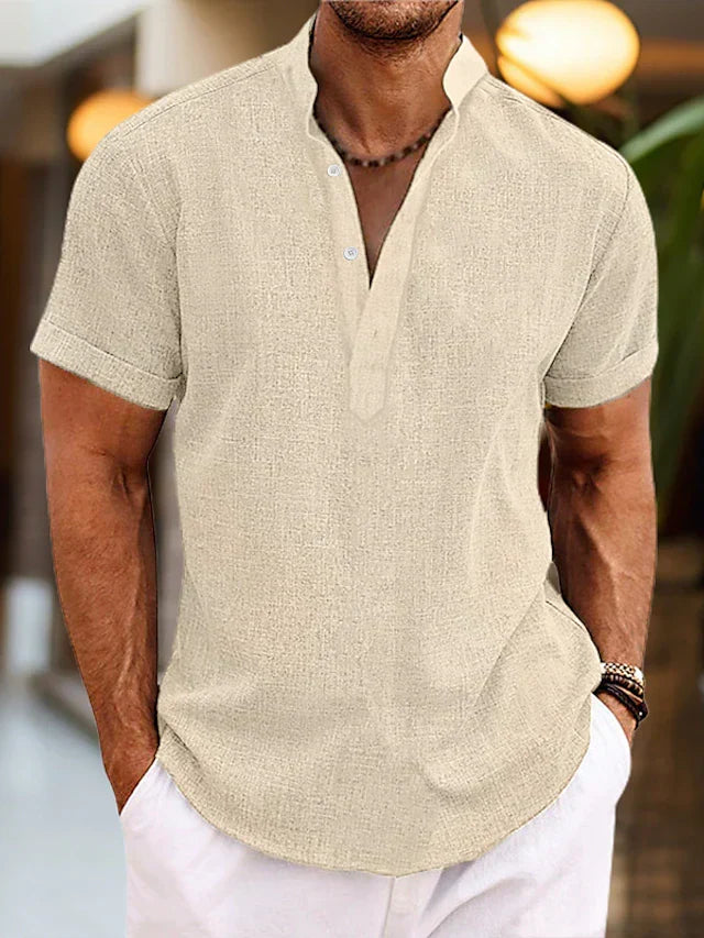 Nahaufnahme des atmungsaktiven, leichten Stoffes vom Herren Sommer Henley Kurzarmshirt, ideal für heiße Tage.