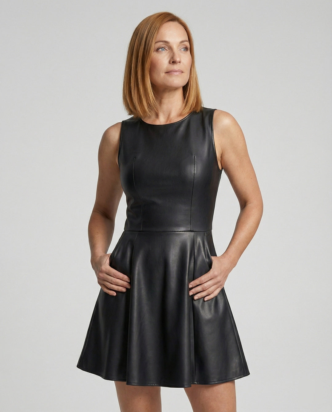 Elegantes schwarzes Damenkleid mit schwingendem Rock für besondere Anlässe und Partys, figurbetont und modisch.