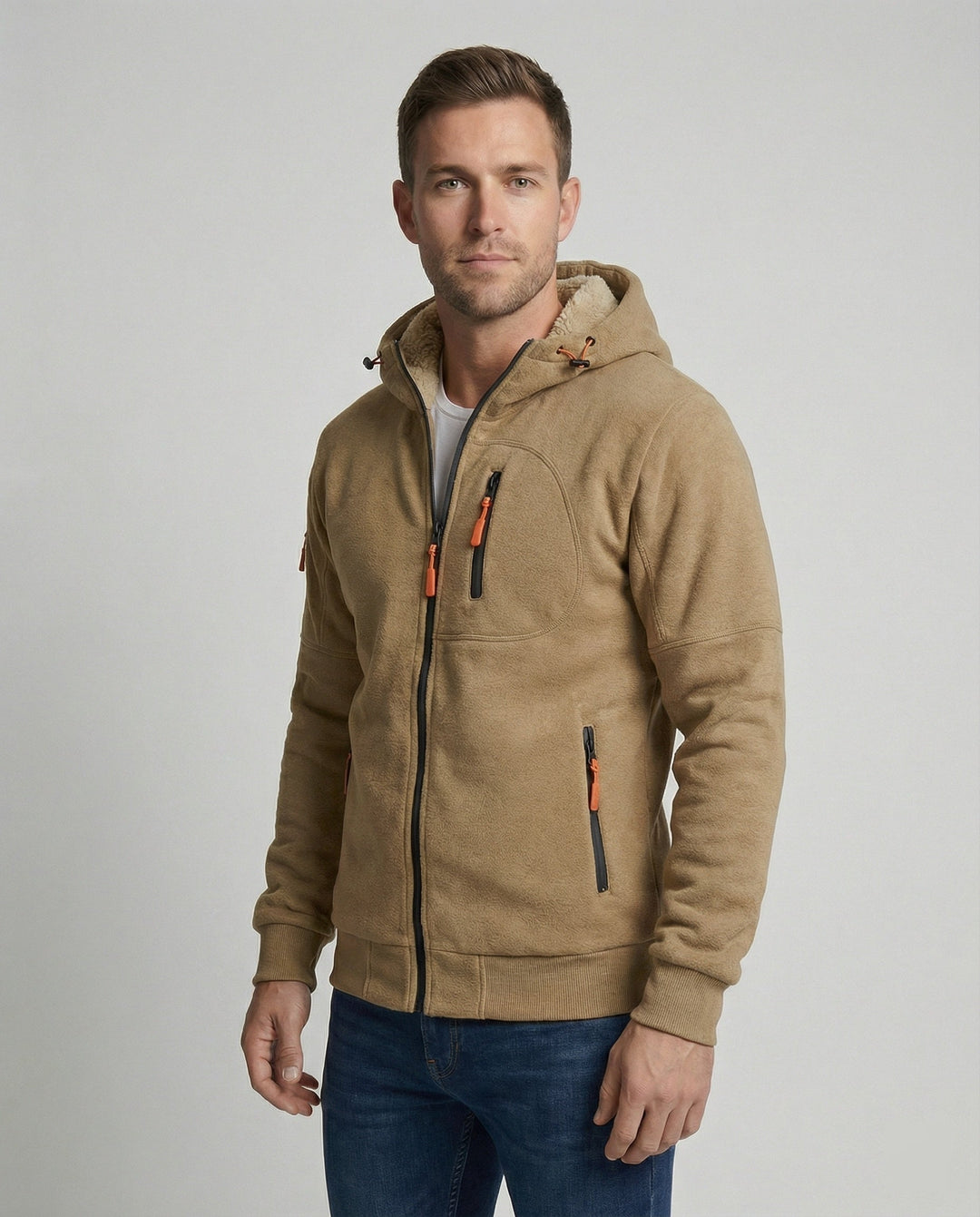 Sportliche Herren Kapuzenjacke mit Reißverschluss. SlimFit, atmungsaktiv und vielseitig für aktive Freizeit.