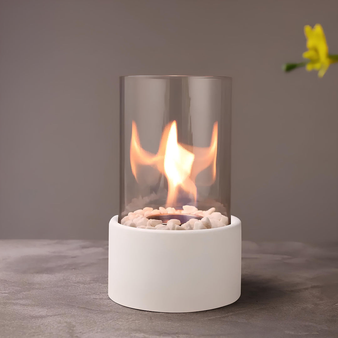 Schlichte Eleganz: Lumora Flammenlampe aus Metall & Glas, eine edle Dekoleuchte.