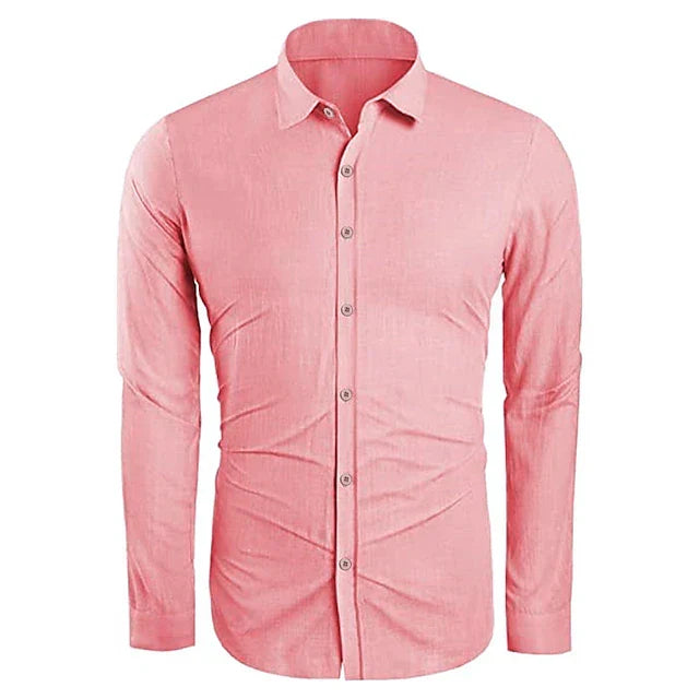Modell trägt stilvolles Herren Langarmhemd aus Leinen, Business-Casual Look. Vielseitiges Sommerhemd für Komfort.