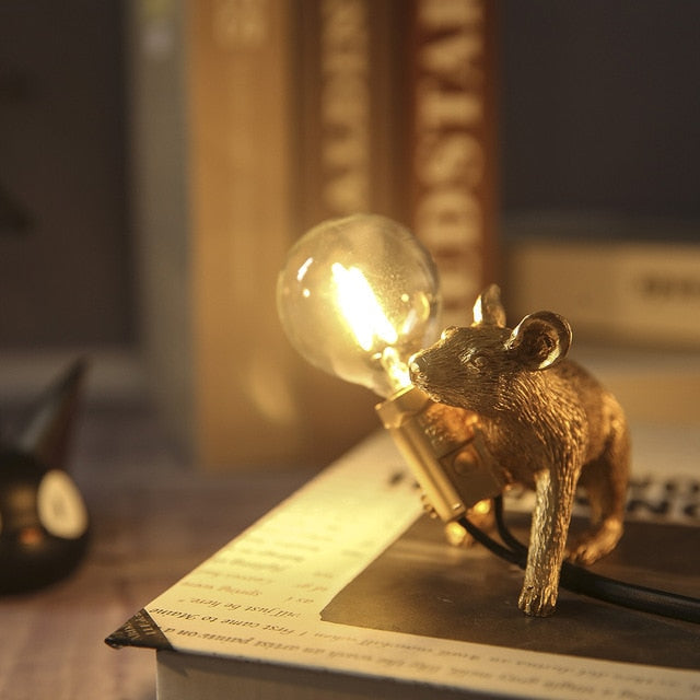Originelle Maus Lampe, skulpturales Design mit sanftem LED Licht für eine entspannte Atmosphäre.