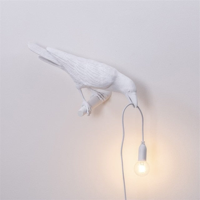 Künstlerische Krähen-LED-Wandleuchte, modernes Design für stimmungsvolle Beleuchtung in Wohnzimmer oder Schlafzimmer.