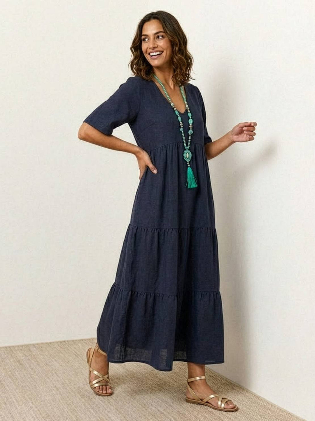 Modisches Damen Maxikleid im Boho-Chic mit V-Ausschnitt, elegant und leicht für den Sommer.