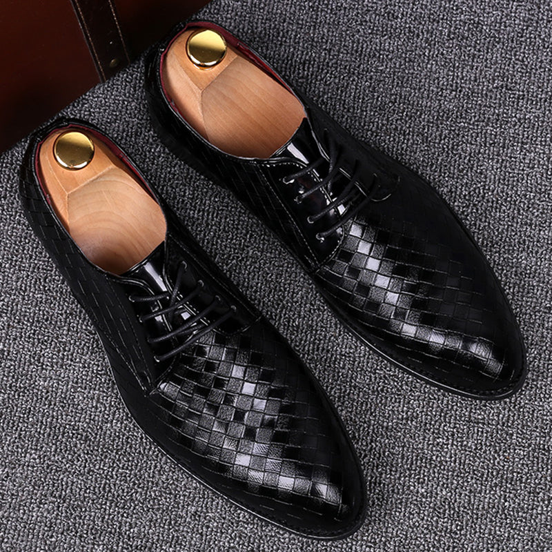 Stilvolle bordeauxrote Herren Schnürschuhe. Diese eleganten Business- und Freizeitschuhe sind perfekt für Herrenmode.