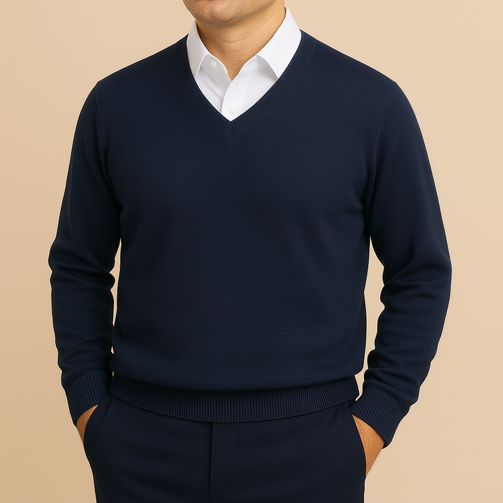 Detaillierte Ansicht des Herren V-Ausschnitt Pullovers. Feiner Strick, Langarm, perfekt für elegante Herrenmode.