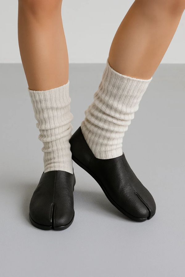 Nahaufnahme des Valanas Herren Tabi Slippers, zeigt den markanten Spaltzeh für Komfort & modernen Look.