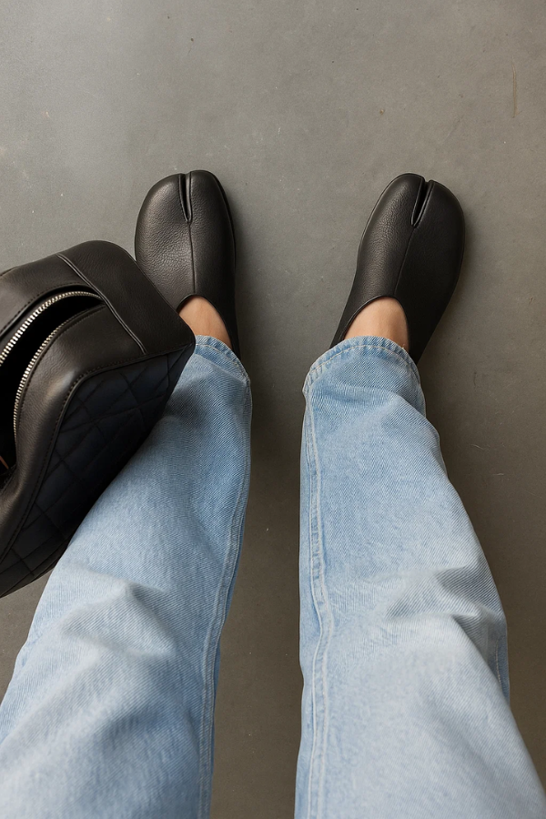 Seitliche Ansicht der Valanas Herren Tabi Slipper. Modische, bequeme Freizeitschuhe mit Spaltzeh-Design.