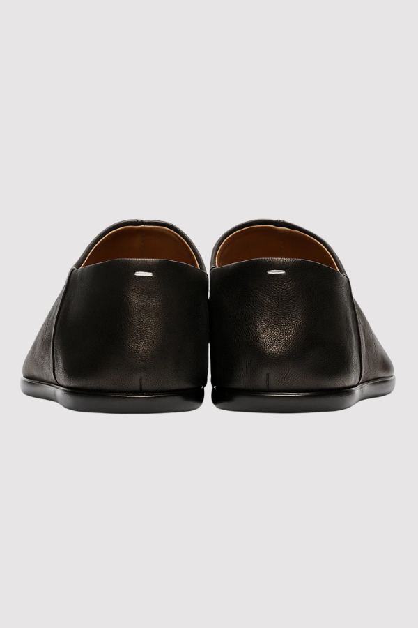 Modell trägt Valanas Herren Tabi Slipper. Avantgardistische Freizeitschuhe für stilvollen, bequemen Auftritt.