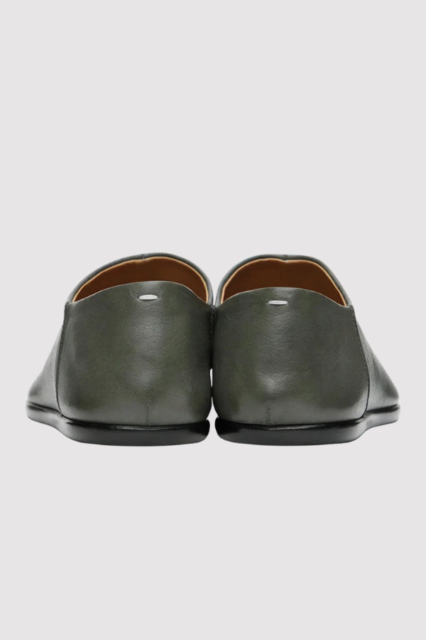 Valanas Herren Tabi Slipper in lässiger Umgebung. Modische Spaltzeh-Slipper für Frühling & Sommer.