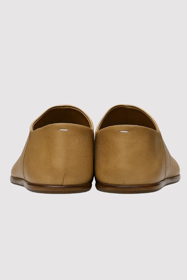 Rückansicht der Valanas Herren Tabi Slipper. Zeigt die einzigartige Form des bequemen Spaltzeh-Slippers.