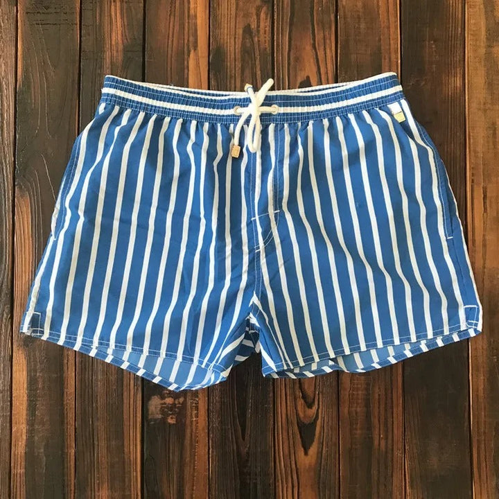 Komfortable gestreifte Herren-Shorts mit elastischem Bund. Eine bequeme kurze Hose für Männer.