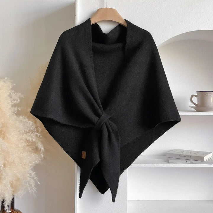 Warmer Damenschal, ideal für Herbst und Winter, kombiniert Funktionalität mit modischem Design.