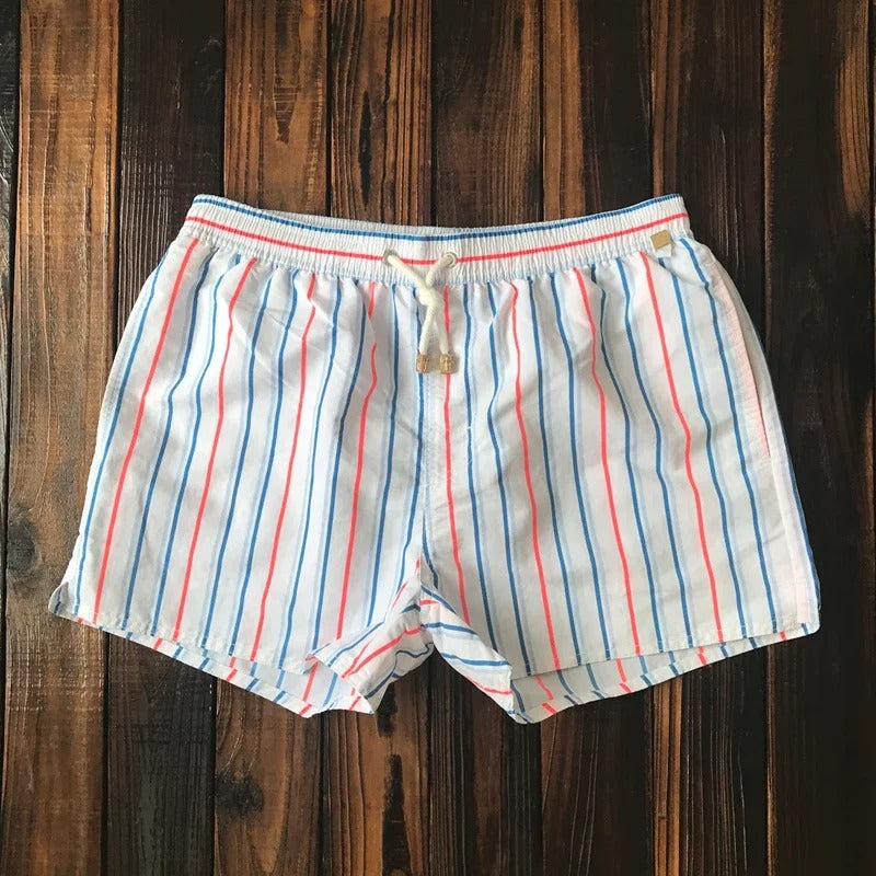Bequeme gestreifte Herren-Shorts mit elastischem Bund, lässig und perfekt für den Sommerurlaub.