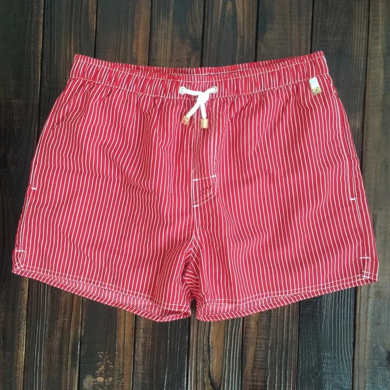 Stilvolle gestreifte Herren-Shorts mit elastischem Bund, vielseitig für Freizeit und Strand.