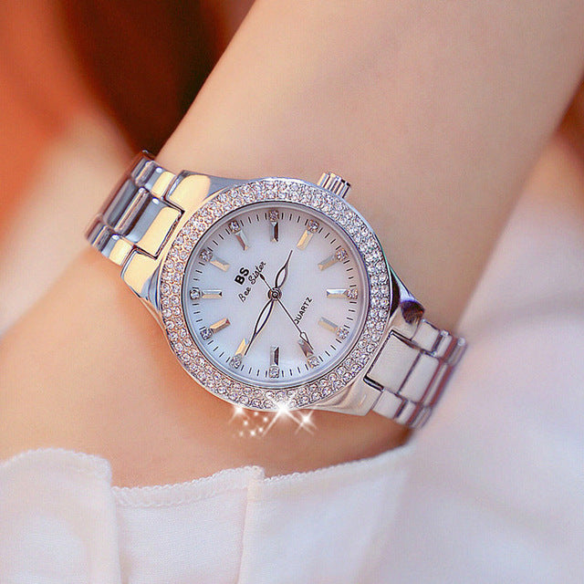 Glänzende Damen Quarzuhr Esmée, elegantes Accessoire mit Edelstahlband und rundem Zifferblatt, wasserdicht 3 ATM, Geschenkidee.