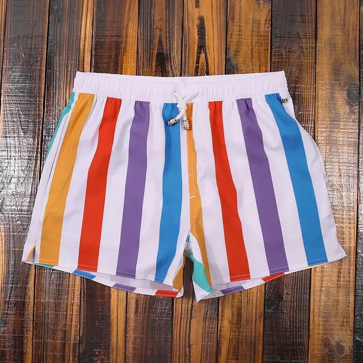 Gestreifte Herren-Shorts mit elastischem Bund für lässigen Komfort, ideal für Sommer und Freizeit.