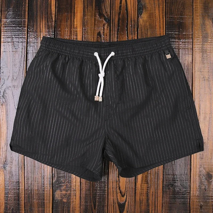 Gestreifte Herren-Freizeitshorts mit komfortablem elastischem Bund, perfekt für warme Tage.