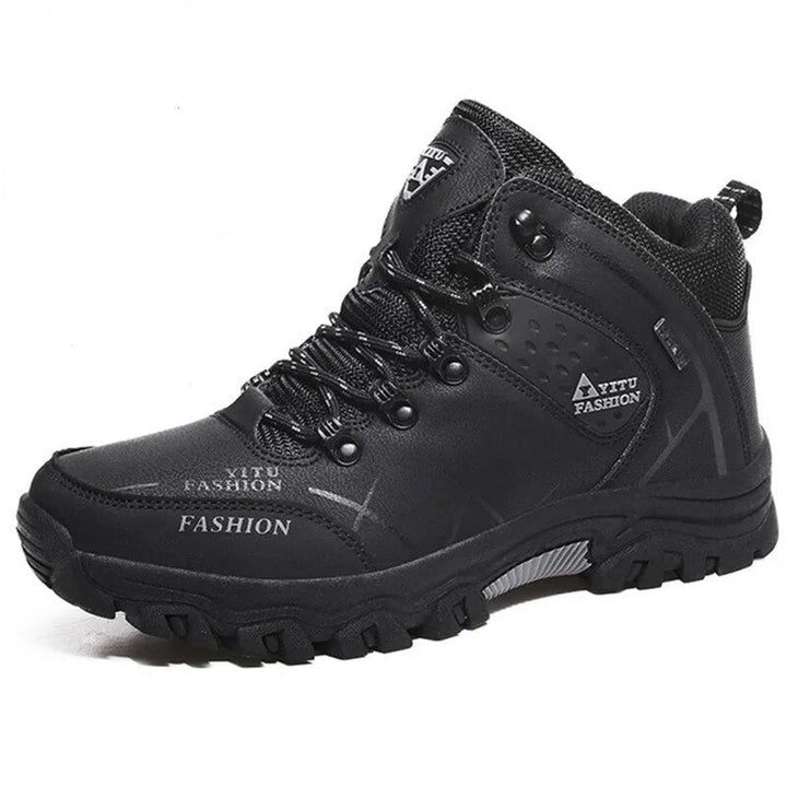 Frontansicht der robusten Herrenstiefel, wasserdicht & stilvoll. Ideal für Herbst-Fashion & Outdoor-Abenteuer.