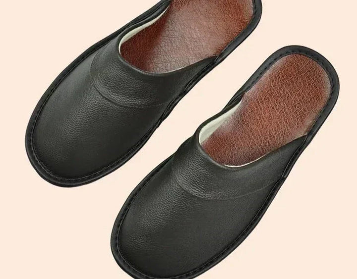 Warme Herren-Pantoffeln Lucas aus Leder, bieten Komfort und Stil. Eine tolle Geschenkidee für herrenmode-bewusste Männer.