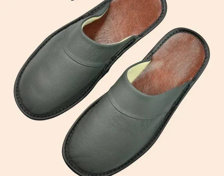 Elegante Herren-Pantoffeln Lucas in dunkelbraunem Leder, als komfortable Hausschuhe. Ideale Schuhe für entspannte Abende.