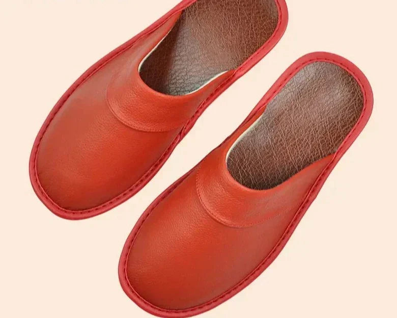 Geschenkidee für Männer: komfortable Lucas Leder-Pantoffeln. Perfekte Hausschuhe für gemütliche und warme Füße.