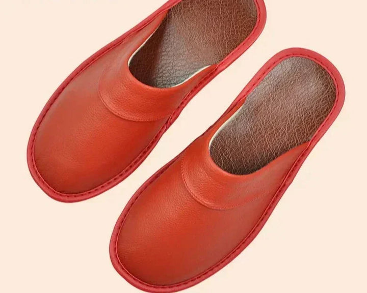 Geschenkidee für Männer: komfortable Lucas Leder-Pantoffeln. Perfekte Hausschuhe für gemütliche und warme Füße.