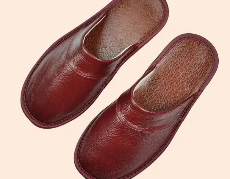 Detailaufnahme der Lucas Leder Herrenpantoffeln. Zeigt die hochwertige Verarbeitung und das bequeme Design.
