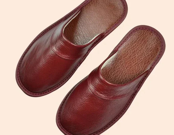 Detailaufnahme der Lucas Leder Herrenpantoffeln. Zeigt die hochwertige Verarbeitung und das bequeme Design.