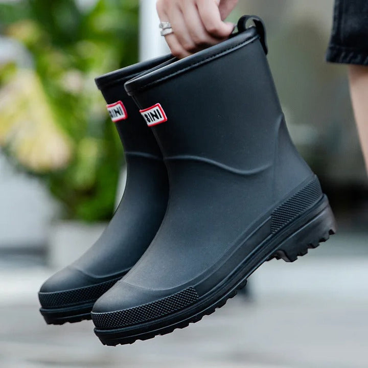 Modische Damen AquaStride 2.0 Halbschaft-Gummistiefel, bequem & wasserdicht, perfekt für Outdoor-Abenteuer.