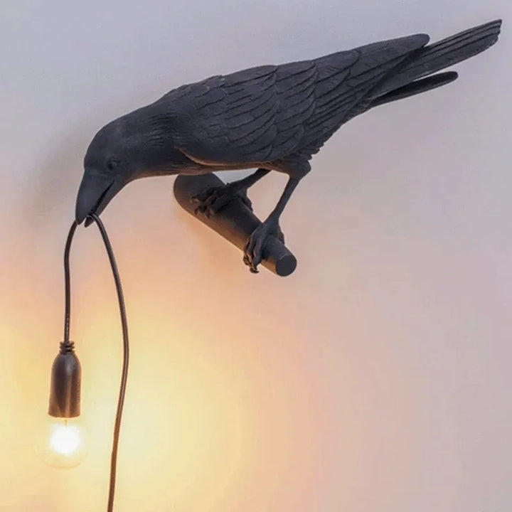 Moderne LED-Lampe als Krähen-Wandleuchte, kreatives Design für ein einzigartiges Stimmungslicht im Zuhause.