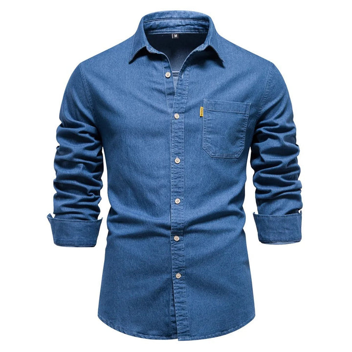 Nahaufnahme eines bequemen Herren Jeanshemdes mit langen Ärmeln und robustem Denim-Stoff. Perfekt für Freizeit.