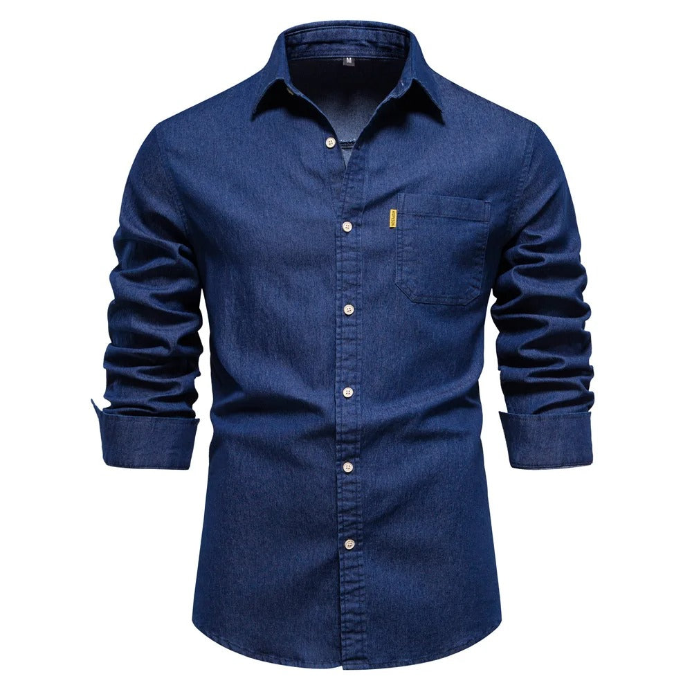 Klassisches Herren Langarm Jeanshemd mit Knopfleiste, vielseitig kombinierbar für einen casual oder gehobenen Männermode-Look.