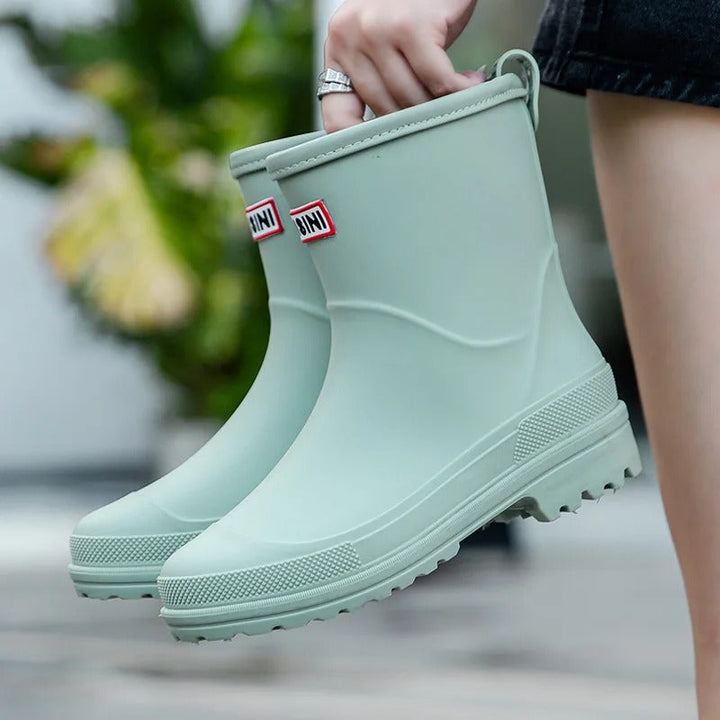 Vollansicht der Damen AquaStride 2.0 Regenstiefel, elegantes Design und zuverlässiger Nässeschutz.