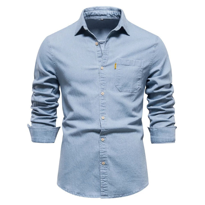 Mann trägt bequemes Herren Jeanshemd mit langen Ärmeln, passend für einen entspannten Freizeithemd-Look im Alltag.