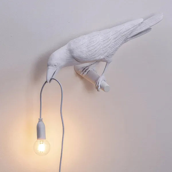 Detailreiche Krähen-Wandleuchte mit LED, einzigartiges und künstlerisches Design als dekoratives Stimmungslicht.