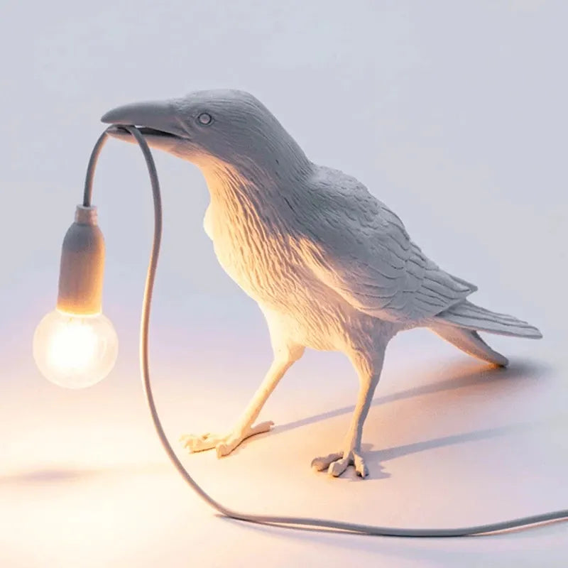 Design-Krähen-Wandleuchte mit LED, handgefertigter Look für eine besondere, moderne Beleuchtungserfahrung.