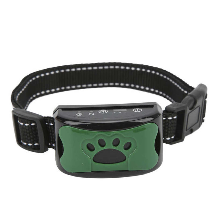 Nahaufnahme des verstellbaren Anti-Bell Hundehalsbandes mit Ultraschallmodul für sicheres Training.