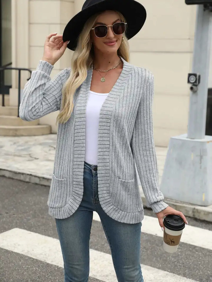 Model trägt schicke Damen Strickjacke, beiger Cardigan, perfekt als Übergangsjacke für kühle Tage.