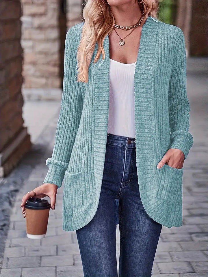 Rückenansicht der Damen Strickjacke, locker sitzender Cardigan für eine schmeichelhafte Silhouette.