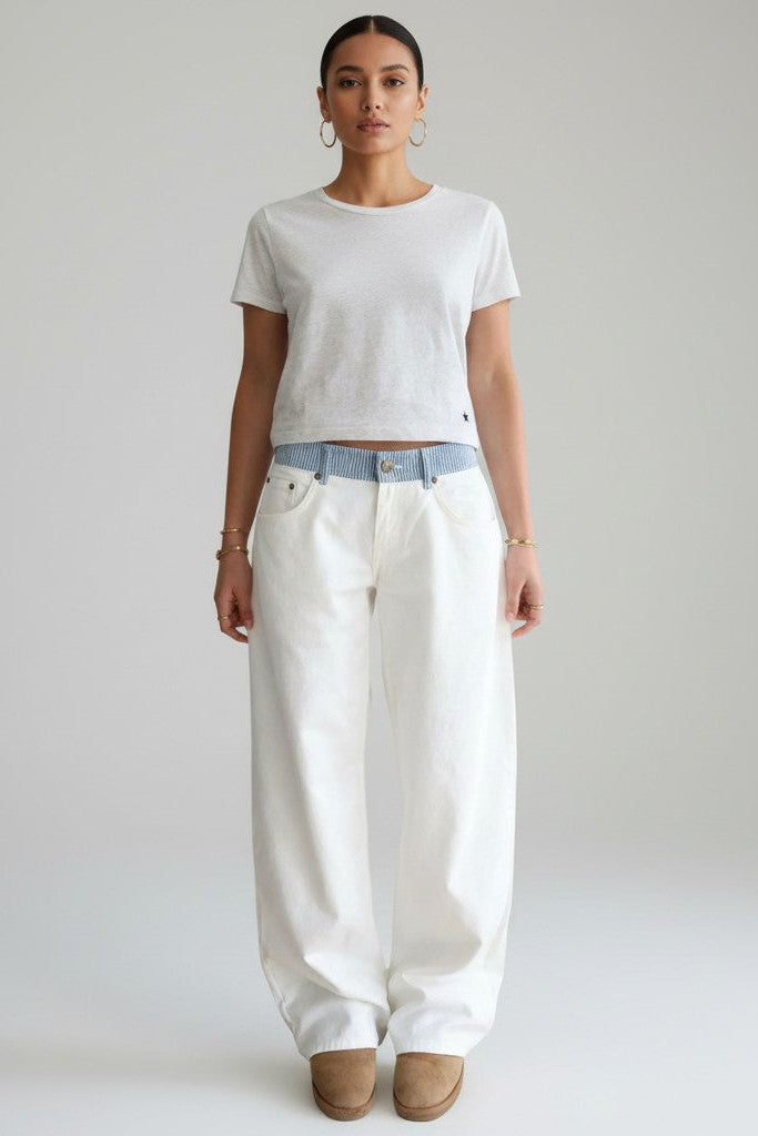 Komfortable Damen Relaxed Fit Jeans, weiß, mit auffälligem Streifenbund. Ideal für Freizeit und lässige Styles.